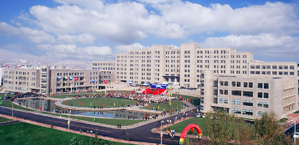 大连工业大学 logo