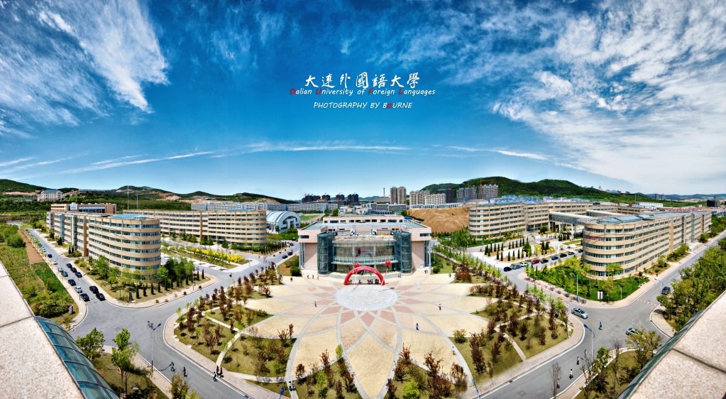 大连外国语大学 logo