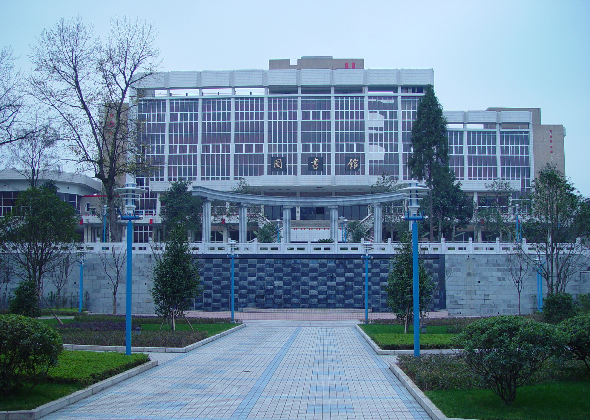 贵州大学 logo