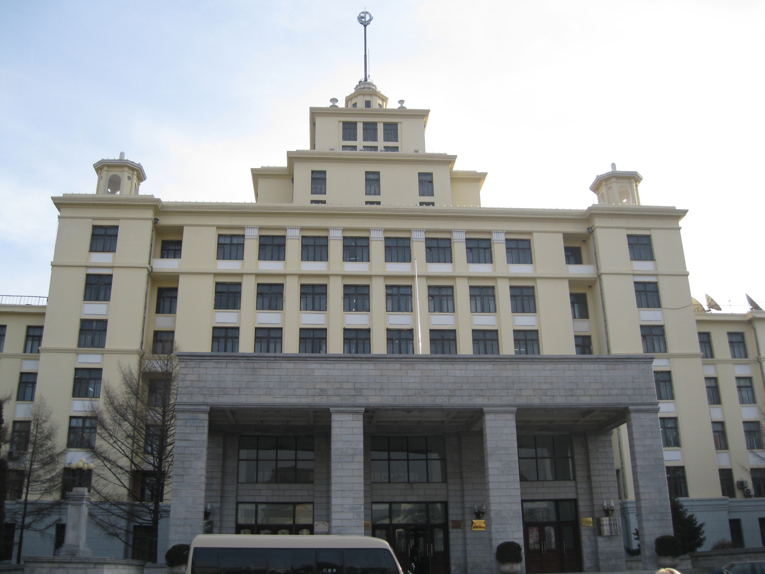 黑龙江大学 logo